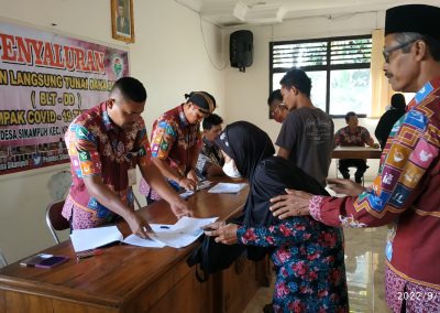Sejumlah 130 Keluarga Penerima Manfaat (KPM) BLT DD Menerima  Bantuan.